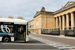 Place de la République station de bus devant le Palais de Justice : 33-bordeaux.com