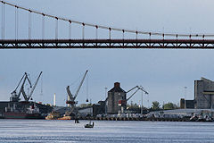 Activités portuaires de Bordeaux sous le pont d'Aquitaine