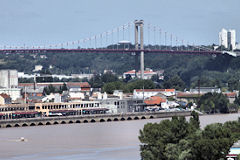 Bordeaux : le  pont d'Aquitaine et le quai des marques