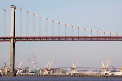 Bordeaux : pont d'Aquitaine et grues du port de Bassens