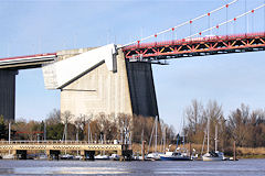 Port de plaisance au pied du pont d'Aquitaine