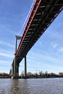 Navigation sous le pont d'Aquitaine