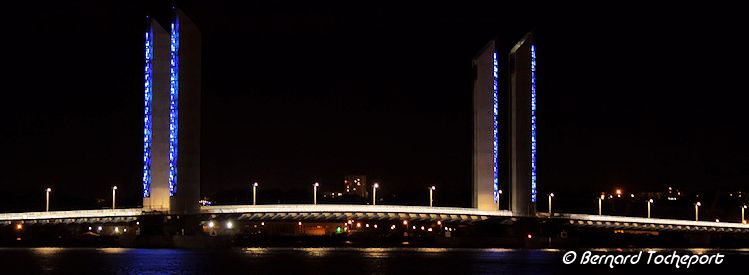 Mise en lumière du pont Chaban Delmas par Yann Kersalé | photo Bernard Tocheport