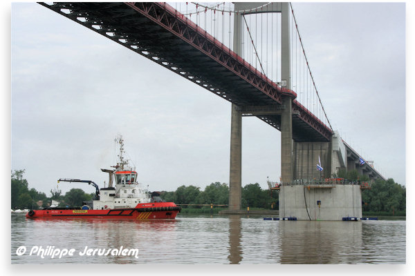 Le premier îlot de protection du pont Bacalan passe sous le pont d'Aquitaine  : 33-bordeaux.com