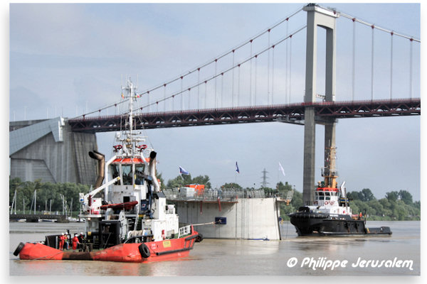 Remporqueurs amenant le premier îlot du pont sur la Garonne  : 33-bordeaux.com