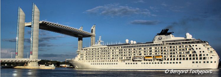 Navire The World passant sous le pont Chaban Delmas de Bordeaux