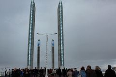 Public et ciel menaçant sur le pont Chaban Delmas -  photo 33-bordeaux.com