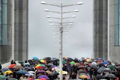 Forêt de parapluies sur le pont  Chaban Delmas -  photo 33-bordeaux.com