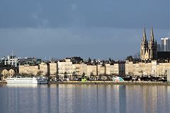 Quais et Princesse d'Aquitaine vus depuis le pont Chaban Delmas -  photo 33-bordeaux.com