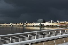 Pont Chaban Delmas : ciel noir sur les hangars des quais -  photo 33-bordeaux.com