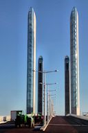 Perspective sur les pylônes du pont Chaban Delmas -  photo 33-bordeaux.com