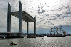 BELEM passant le pont Chaban Delmas -  photo 33-bordeaux.com