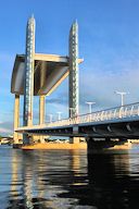 Vue au ras de l'eau du pont Chaban Delmas  -  photo 33-bordeaux.com