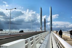 Pont Chaban Delmas vu depuis l'entrée rive droite -  photo 33-bordeaux.com