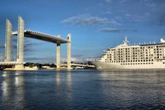 Pont Chaban Delmas passage d'un navire de croisière -  photo 33-bordeaux.com