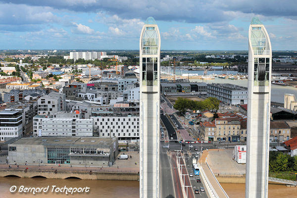 Cap Sciences et Bordeaux vus depuis un pylone du pont Chaban Delmas | Photo 33-bordeaux.com