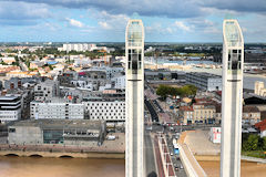 Cap Sciences et Bordeaux vus depuis un pylone du pont Chaban Delmas | Photo 33-bordeaux.com