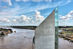Bordeaux vue de la Garonne et du pont d'Aquitaine depuis un pylone du pont Chaban Delmas | Photo 33-bordeaux.com