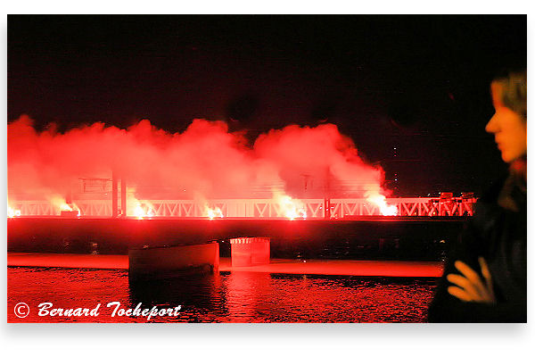 Bordeaux feu d'artifice inauguration pont Garonne et  passerelle Eiffel | Photo Bernard Tocheport