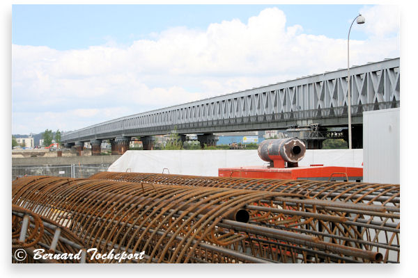 Bordeaux matériaux de construction du pont ferroviaire devant la passerelle Eiffel | Photo Bernard Tocheport
