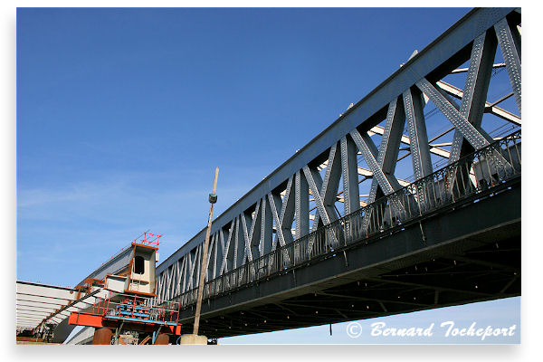 Bordeaux el pont Garonne en construction devant la passerelle Eiffel | Photo Bernard Tocheport