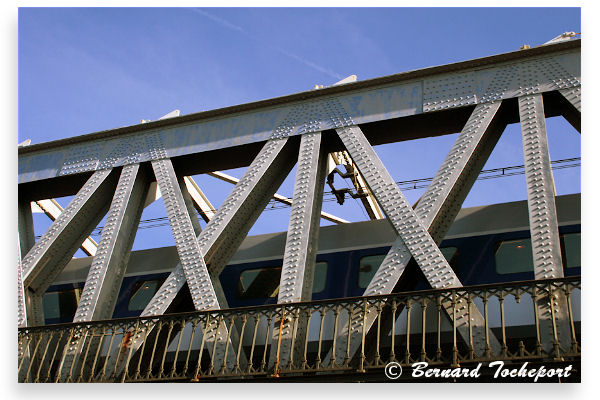 Bordeaux train Intercités dans la passerelle Gustave Eiffel | Photo Bernard Tocheport