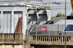 Bordeaux TGV entrant dans la passerelle Gustave Eiffel | Photo Bernard Tocheport