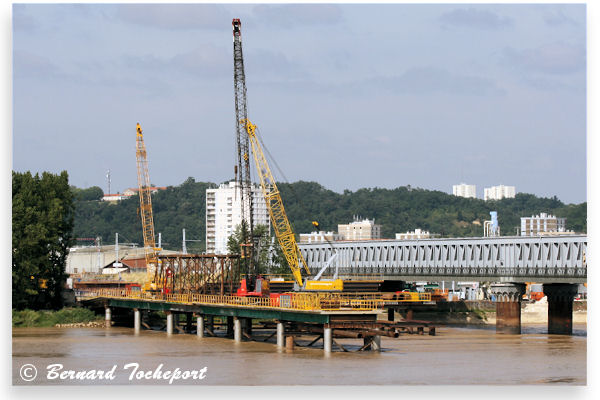 Bordeaux construction du pont ferroviaire devant la passerelle Eiffel | Photo Bernard Tocheport