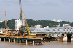 Bordeaux construction du pont ferroviaire devant la passerelle Eiffel | Photo Bernard Tocheport