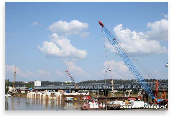 Bordeaux construction du nouveau pont Garonne devant la passerelle Eiffel | Photo Bernard Tocheport