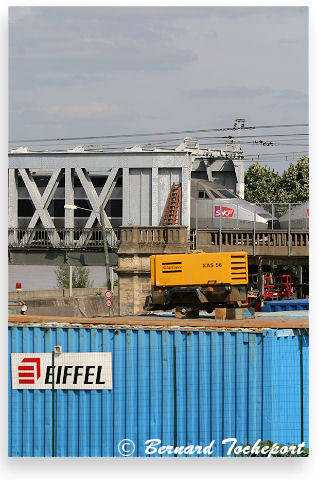 Bordeaux TGV circulant sur les voies de la passerelle  Eiffel | Photo Bernard Tocheport