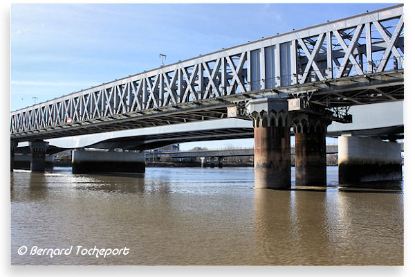 Bordeaux depuis la Garonne la passerelle Eiffel, le pont ferroviaire et le pont Saint Jean | Photo Bernard Tocheport