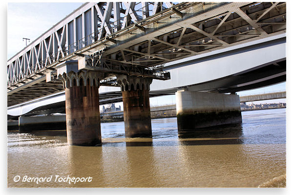 Bordeaux navigation en bateau sous le passerelle Eiffel | Photo Bernard Tocheport