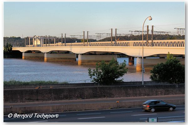 Bordeaux pont Garonne et passerelle Eiffel depuis les quais | Photo Bernard Tocheport