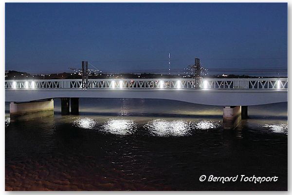 Bordeaux nouveau pont ferroviaire et passerelle Eiffel éclairée | Photo Bernard Tocheport