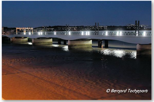 Bordeaux éclairage de l'ancienne passerelle Eiffel | Photo Bernard Tocheport
