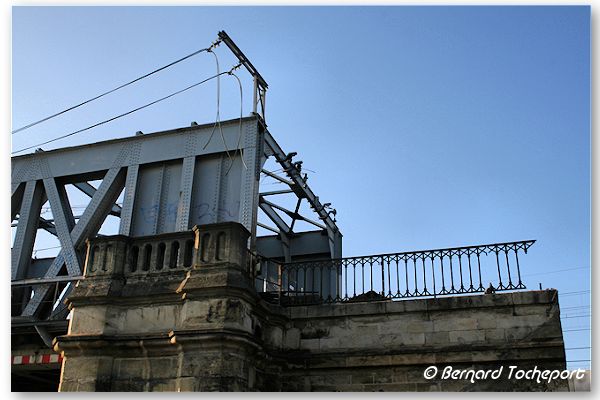 Bordeaux rive droite la passerelle Eiffel coupée des voies | Photo Bernard Tocheport
