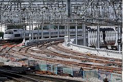 Bordeaux TGV empruntant le pont Garonne et plus la passerelle Eiffel | Photo Bernard Tocheport