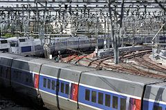 Bordeaux un TGV entrant sur la passerelle Gustave Eiffel | Photo Bernard Tocheport