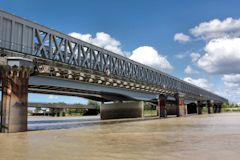 Depuis la Garonne perspective sur la passerelle Eiffel | Photo Bernard Tocheport