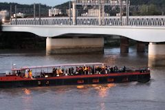 Péniche La Sorenilla passant sous les 2 ponts ferroviaires | Photo Bernard Tocheport