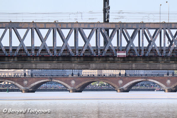 Bordeaux la passerelle Eiffel et le pont de pierre depuis la Garonne | Photo Bernard Tocheport