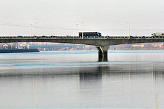Bordeaux le fleuve Garonne traversé par le pont François Mitterrand | Photo Bernard Tocheport