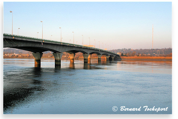 Bordeaux le pont François Mitterrand enjambe la Garonne | Photo Bernard Tocheport