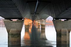 Bordeaux les piliers du pont François Mitterrand | Photo Bernard Tocheport