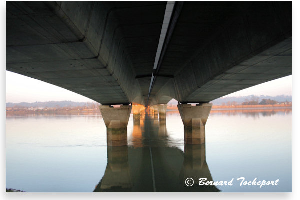 Bordeaux reflets du pont François Mitterrand et de l'autre rive dans la Garonne | Photo Bernard Tocheport