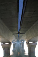 Bordeaux séparateur central du pont François Mitterrand vu depuis la Garonne | Photo Bernard Tocheport