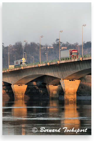 Bordeaux poids lourds empruntant le pont François Mitterrand | Photo 33-bordeaux.com