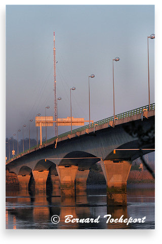 Bordeaux pont François Mitterrand face à l'émetteur de Bouliac | Photo 33-bordeaux.com