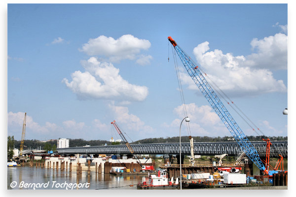 Bordeaux pose de pieux dans la Garonne avant construction du pont ferroviaire | Photo Bernard Tocheport